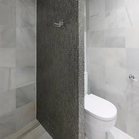 Luxury In With Parking And Pool Apartment