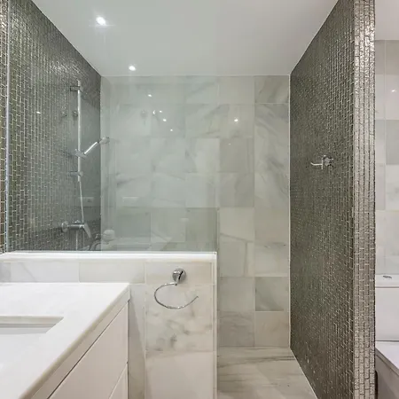 Luxury In With Parking And Pool Apartment *