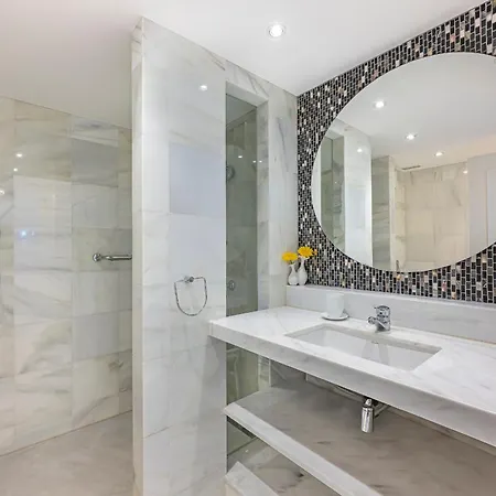 Apartment Luxury In With Parking And Pool *