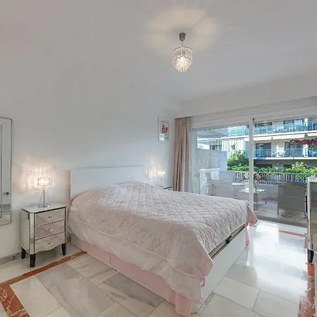 Luxury In With Parking And Pool Apartment