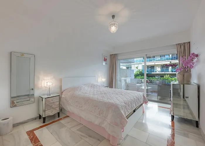 Luxury In With Parking And Pool Appartement